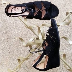 NWT! Abeo Suede Wedges